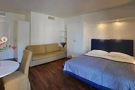 Sleeps 2 Pool Wifi * Meina