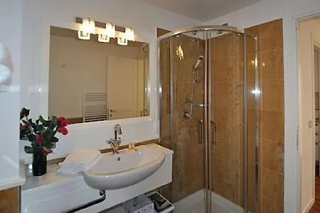 Sleeps 2 Pool Wifi * Meina